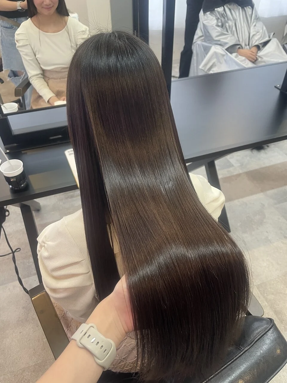 艶のあるストレートのロングヘア